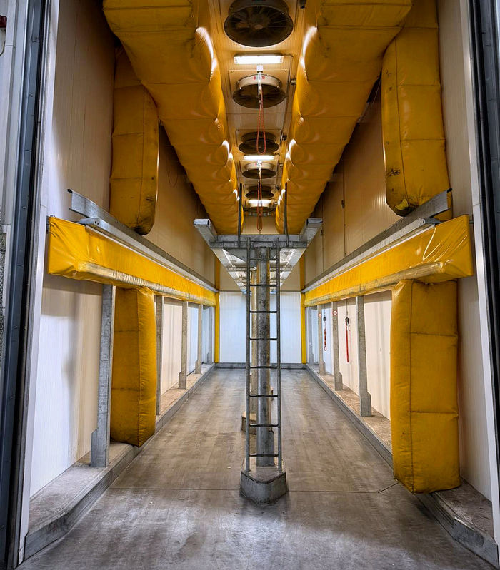 Érlelőkamra belső tere sárga légterelő tömlőkkel és ventilátorokkal