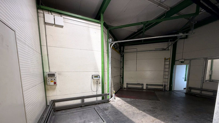 Áruátadó tér hídmérleggel és mérlegkijelzővel